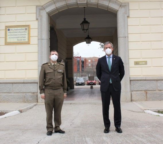 El Coronel Delegado de la Defensa en CLM recibe la visita del presidente de Eurocaja Rural