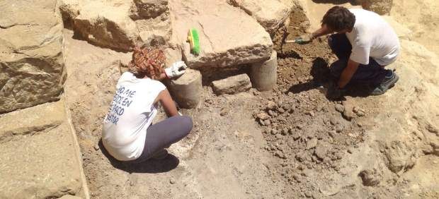 Hallan restos de restos de cerámica, un muro de piedra y parte de un edificio en la ciudad romana de Caraca en Driebes