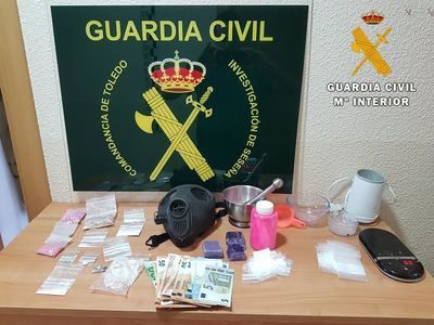 Detienen a dos personas por tráfico de drogas