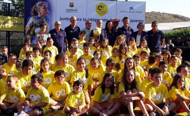 Andrés Iniesta inaugura la Cruyff Court en Fuentealbilla