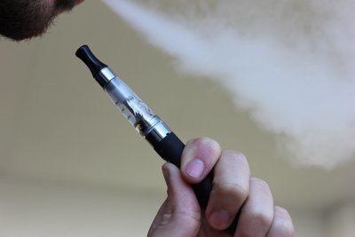 PANDEMIA | Fumar cigarrillos electrónicos eleva el riesgo de contraer Covid