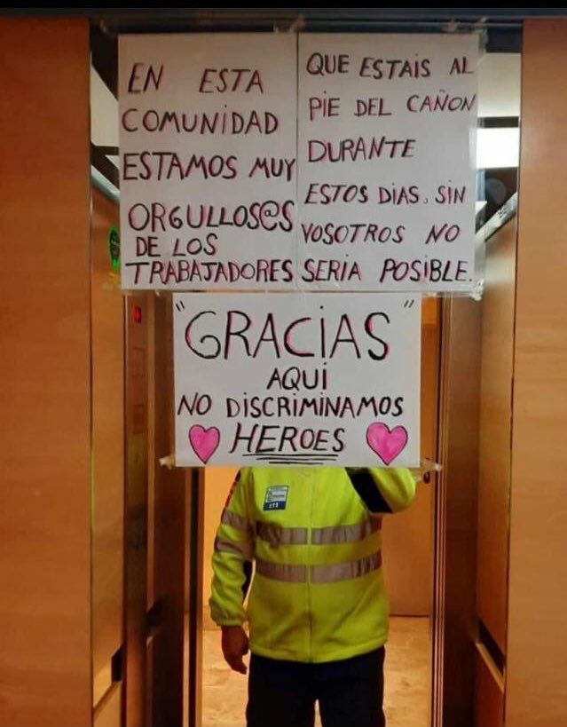 Foto de los carteles en el interior del ascensor, publicada por @RTVEclm