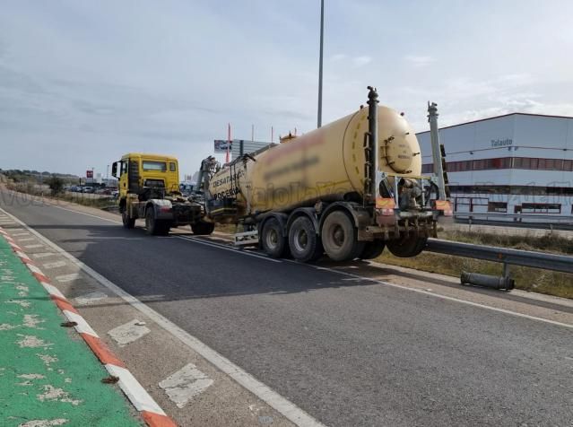 Susto en el polígono de Cazalegas por el accidente de un camión cisterna