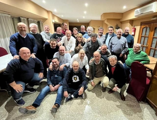 Foto de familia de los asistentes a la cena de hermandad