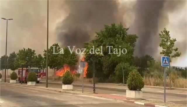 (VÍDEO) Espectacular y peligroso incendio junto al Parque comercial El Golf