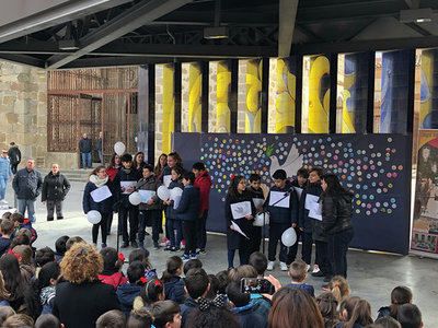 El Colegio Juan Ramon Jiménez celebra el ‘Día de La Paz’ con un mural en la Plaza del Salvador