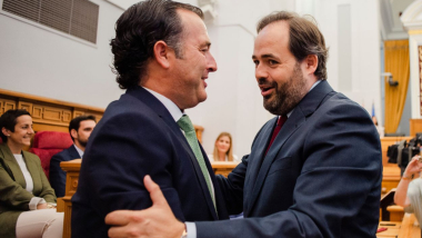 El líder del PP en CLM, Paco Núñez, junto al diputado de Vox, David Moreno, en las Cortes regionales