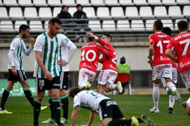 Un gol de Curto acabó con la resistencia del Córdoba en Murcia.