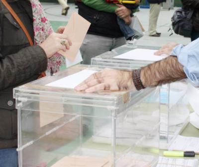 El Gobierno destaca la "absoluta normalidad" en la apertura de los colegios electorales en toda España