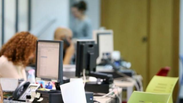 Los empleados públicos de CLM empiezan a recibir la subida salarial del 2,25%