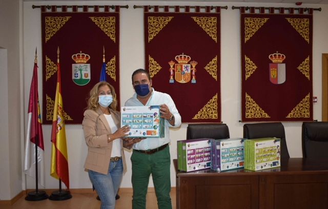 Entrega de libros para el colegio “Ribera del Guadyerbas”