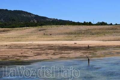 Los Ribereños muestran su oposición al trasvase sobre el viaducto de Entrepeñas