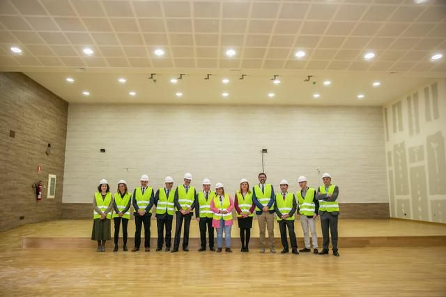 El presidente de Castilla-La Mancha, Emiliano García-Page, visita las obras de la sede de la futura Escuela Oficial de Idioma