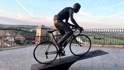 El PSOE celebra el regreso de la escultura de Bahamontes