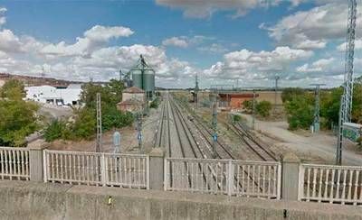 Herido leve el conductor de un turismo tras chocar contra un tren en Seseña 