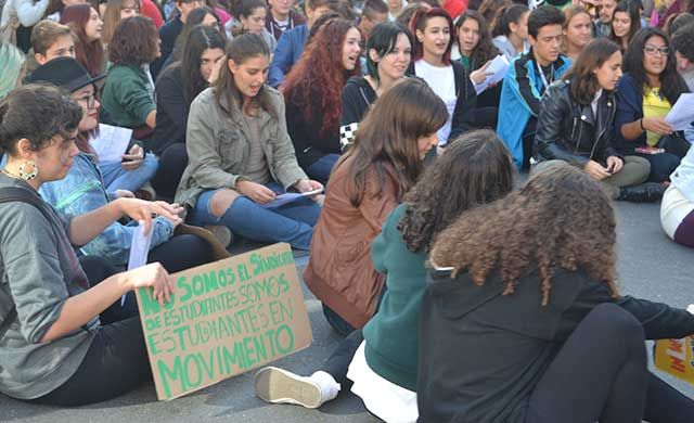 Unos 200 estudiantes se manifiestan en Talavera contra la LOMCE