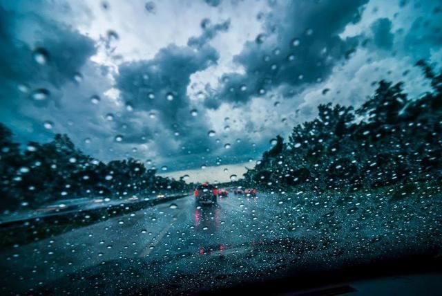 Lluvia en una carretera | EP