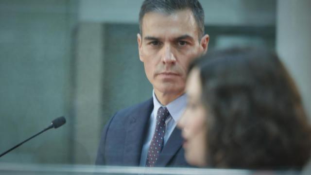 Foto: El presidente del Gobierno, Pedro Sánchez, observa a Isabel Díaz Ayuso. Fuente: Europa Press. 