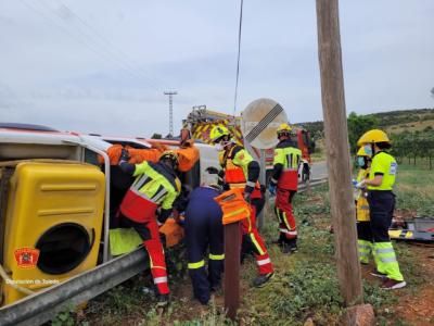 Una herida al volcar un vehículo en el que viajaban voluntarios de Protección Civil