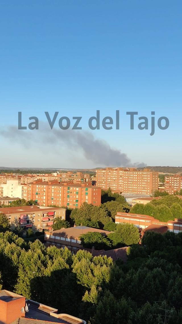 Un incendio cerca de Talavera provoca una enorme columna de humo