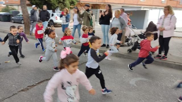 El alumnado del CEIP Hernán Cortés corre contra la leucemia infantil