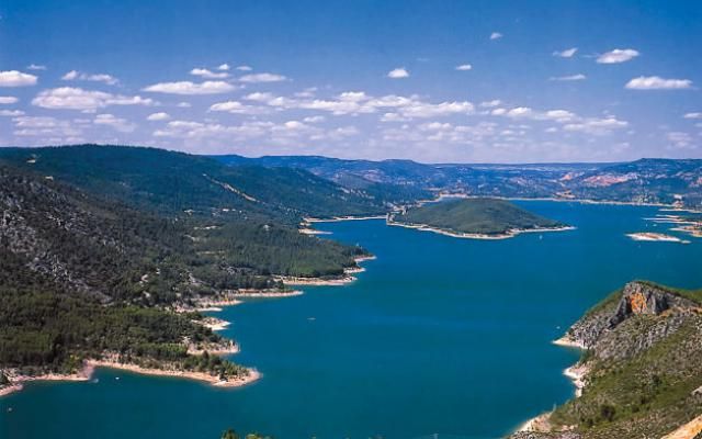 Entrepeñas es un embalse situado en la Alcarria Baja de Guadalajara, en el cauce del río Tajo