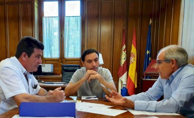 El alcalde de Yémeda con camisa blanca (izquierda) | Foto: Diputación Cuenca