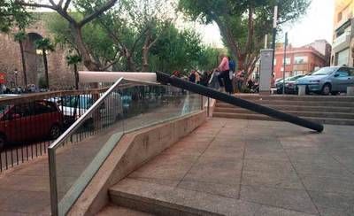 Una farola da el susto durante el paso de la Procesión de la Comarca