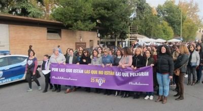 Asociaciones y organizaciones feministas salen a la calle para mostrar su repulsa hacia la violencia machista