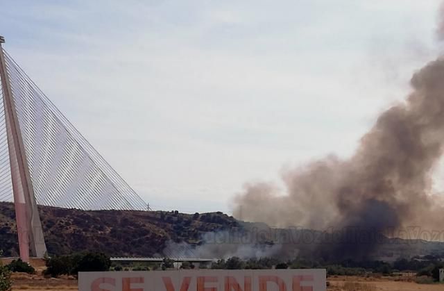 VIDEO | Así se está luchando contra el fuego en el puente atirantado de Talavera