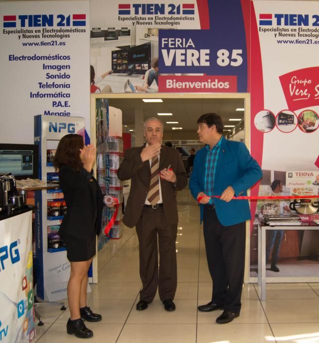 Dámaso Gómez, junto a su inseparable hermano Juan Jesús, inaugurando una de las tradicionales ferias de Grupo Vere 85