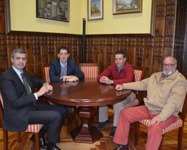 Imagen de archivo de los munícipes de Barcience en Diputación con el presidente Álvaro Gutiérrez.