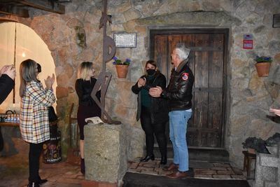 La alcaldesa apoya la inauguración del complejo ‘Ermita de Salinas’