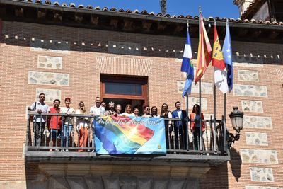 El Ayuntamiento de Talavera despliega la bandera LGTBI+