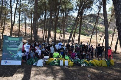 Unos 50 voluntarios recogen más de 100 bolsas de basura