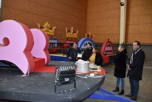 La alcaldesa de Talavera visita las carrozas de los Reyes Magos