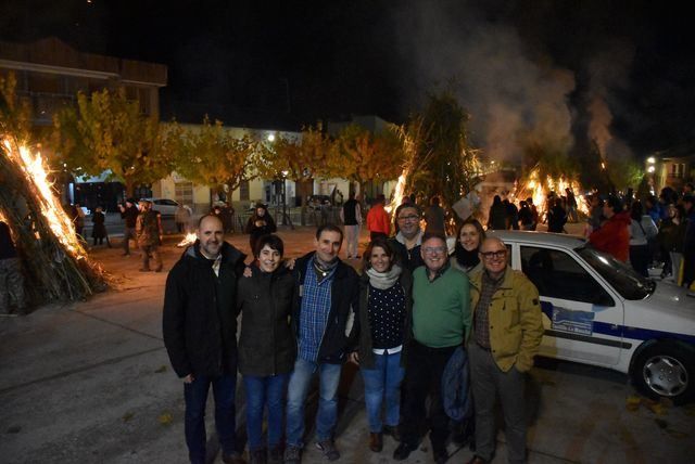 La consejera de Fomento asiste al tradicional encendido y quema de los Chozos de El Puente del Arzobispo