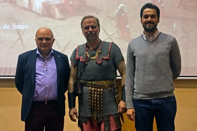 El conferenciante con el concejal y el presentador.