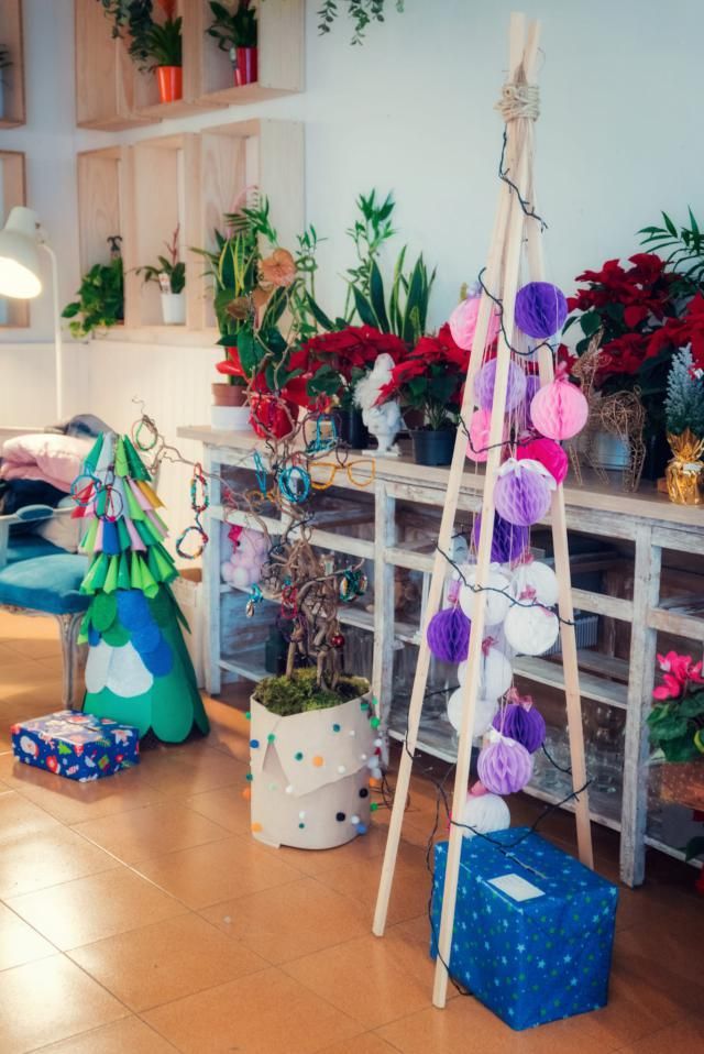 Niños y niñas de Talavera decoran árboles con temática navideña