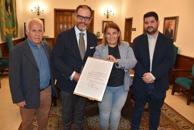 Talavera recibe una hoja del manuscrito original del 'Canto a Castilla-La Mancha'