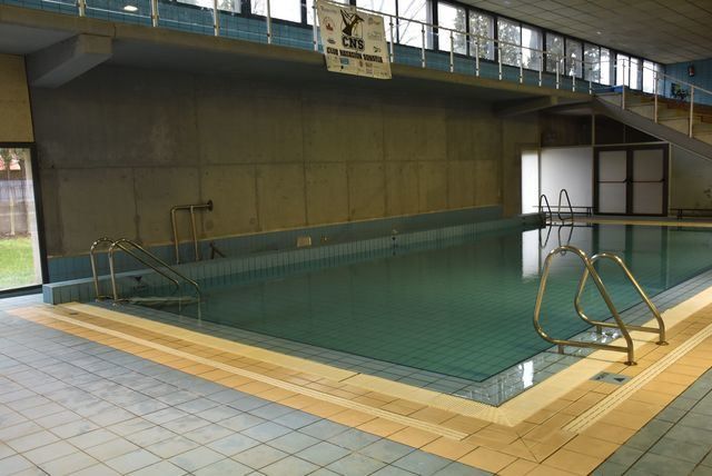 Escalera adapatada en la piscina de El Prado