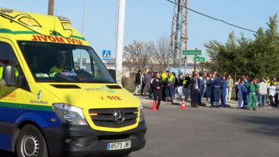 Trabajadores del Polígono Industrial de Toledo tras la explosión en la empresa farmacéutica Alcaliber. - EUROPA PRESS