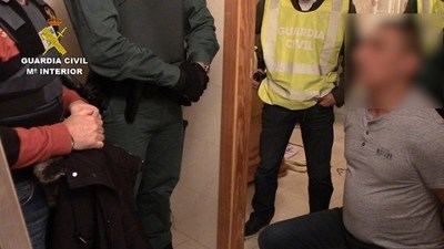 El detenido por atropellar mortalmente a su mujer en la A-5 está ya en dependencias judiciales