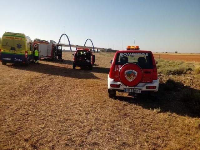 La salida de vía de un turismo en la AP-36 en La Roda se salda con una persona fallecida y cuatro heridas