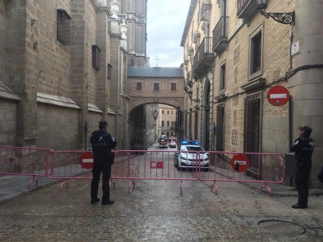 Abierta la calle Arco de Palacio de Toledo tras la caída de una piedra desde la torre de la Catedral