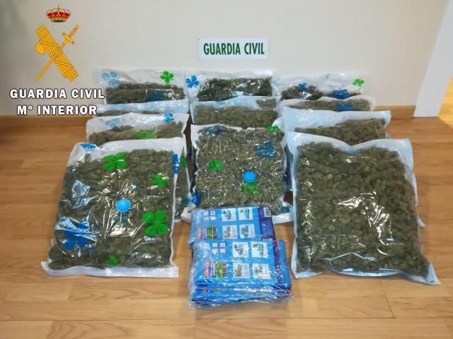 Dos detenidos en la autovía A-5 en Santa Olalla cuando traspasaban marihuana a otro vehículo