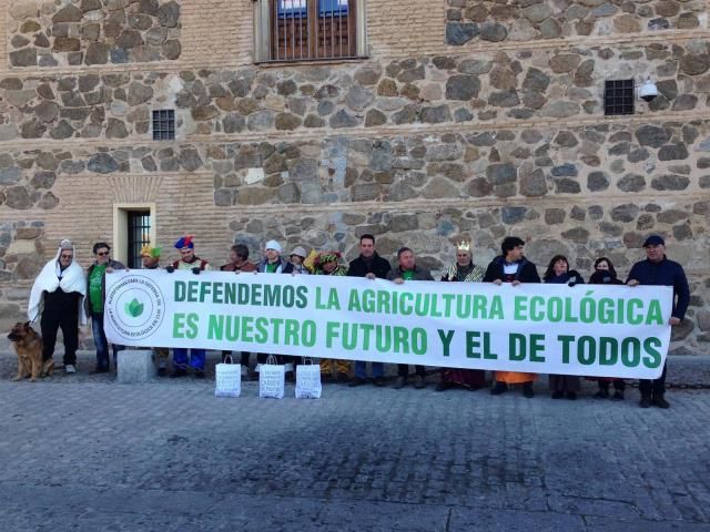 Agricultores ecológicos de CLM entregan carbón a la Junta