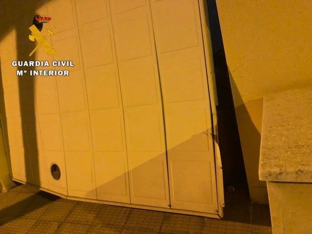 Detenidos cuando robaban tras el aviso que hizo un menor escondido bajo una cama de la vivienda