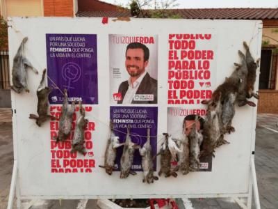 Cuelgan conejos muertos en los carteles electorales de IU en un pueblo de Toledo