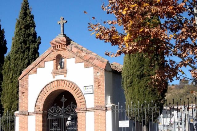 Roban más de sesenta crucifijos de lápidas del cementerio de Cabanillas 